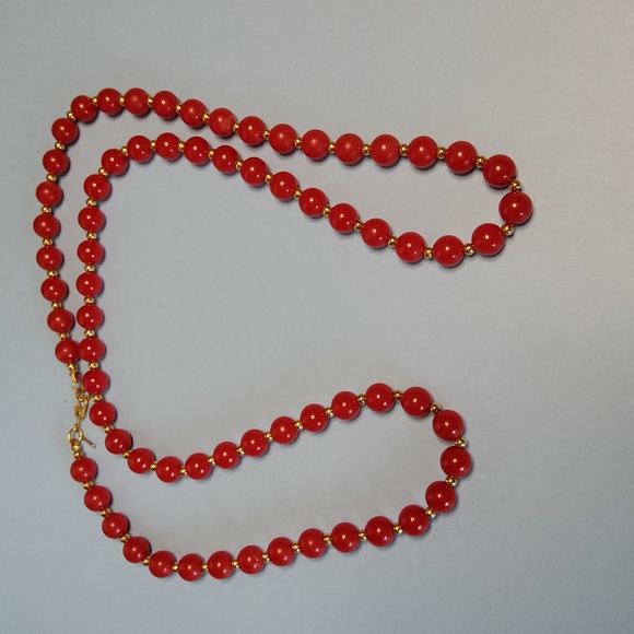 Vintage Monet necklace red plastic and gold beads. - Picture 6 of 7